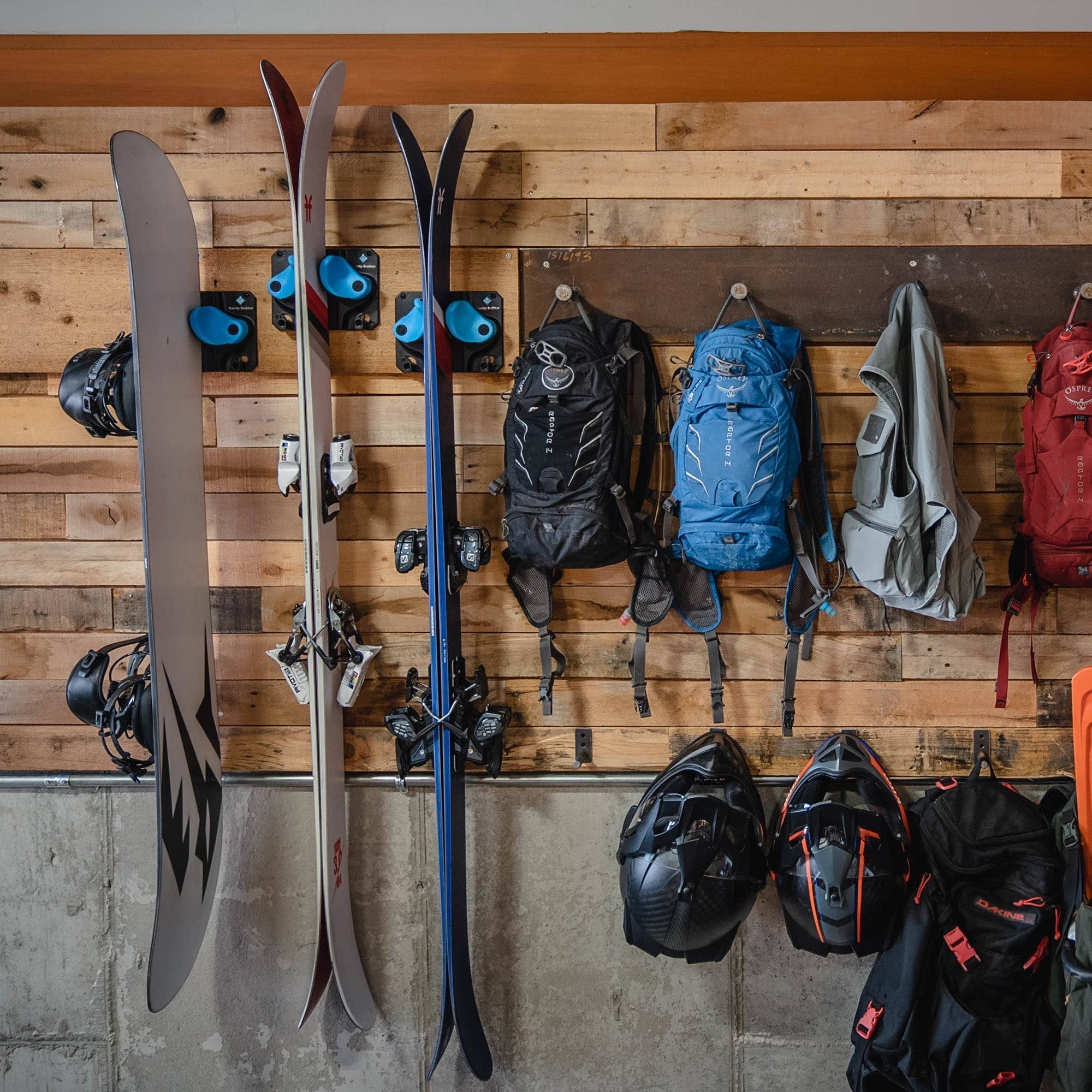 The Benefits of a Ski Wall Hanger for Organized Storage